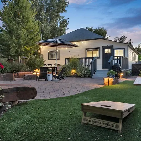 Gorgeous Home-Amazing Yard-Fire Pit-Walk To Town