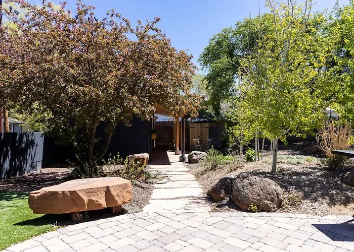 Gorgeous Home-amazing Yard-fire Pit-walk To Town *
