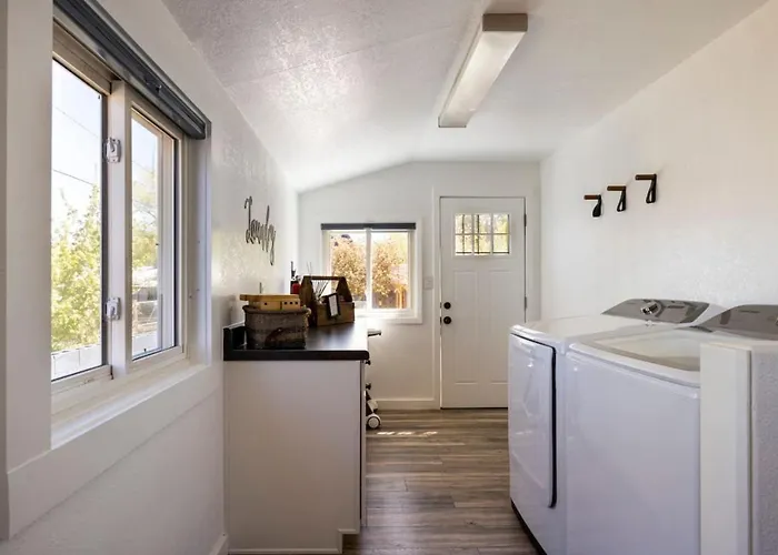 Gorgeous Home-amazing Yard-fire Pit-walk To Town