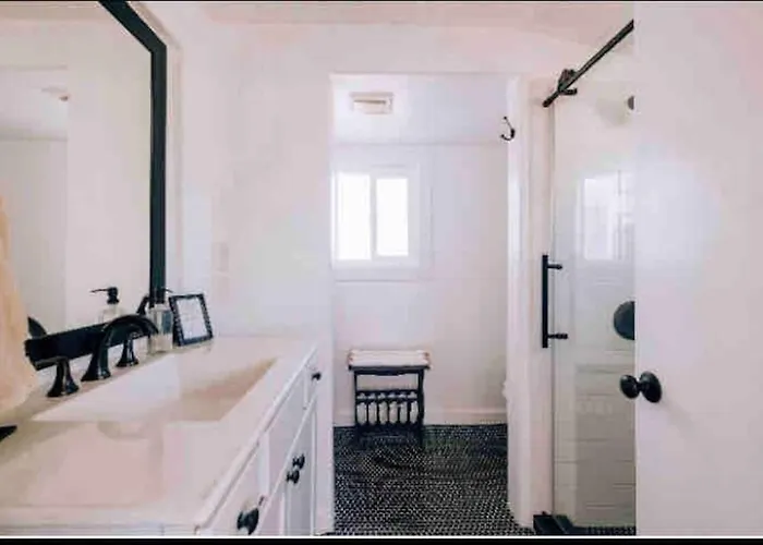 Gorgeous Home-amazing Yard-fire Pit-walk To Town *