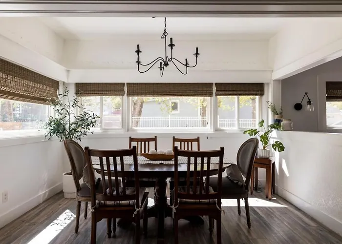 Gorgeous Home-amazing Yard-fire Pit-walk To Town *